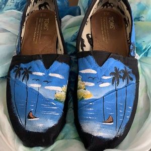 BEAUTIFUL HAND PAINTED WOMEN’s TOMS IN EXCELLENT CONDITION!